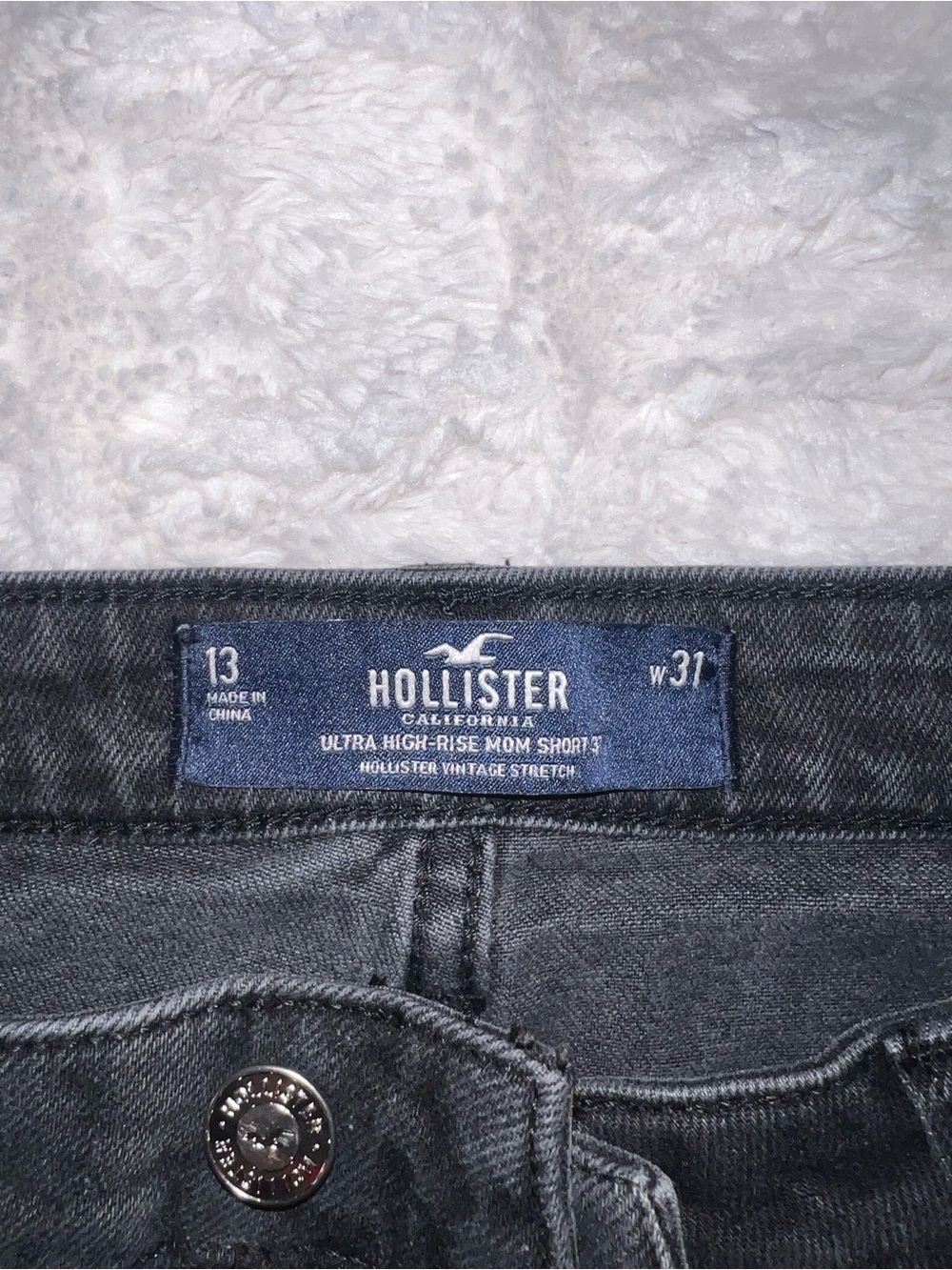 Hollister Ultra High-Rise Mom Shorts in Black - Picture 3 of 3